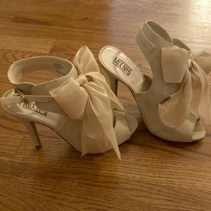Nude stiletto sandals with bow. Size 7.